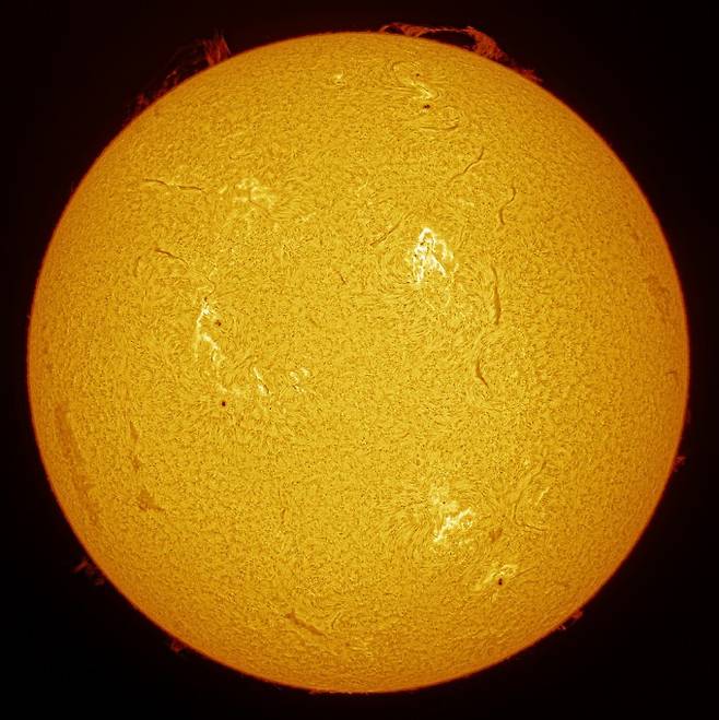 제32회 천체사진공모전의 대상작 '붉은 태양의 모든 것'. 천문연 제공