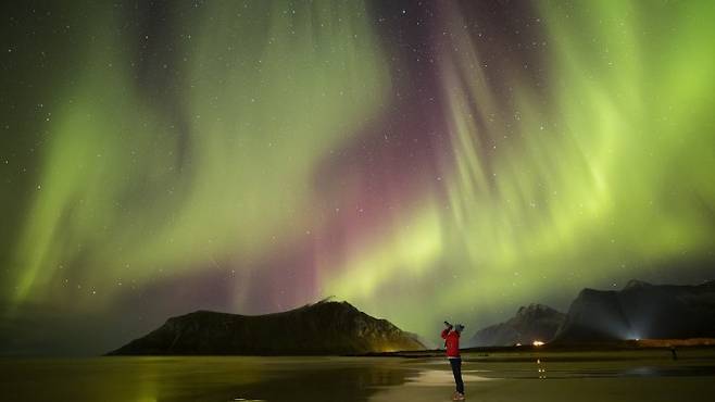 최용길 씨의 '밤 하늘의 엔딩'. 2023년 10월 노르웨이 로포텐제도에서 일어난 오로라의 향연을 카메라에 담았다. 천문연 제공