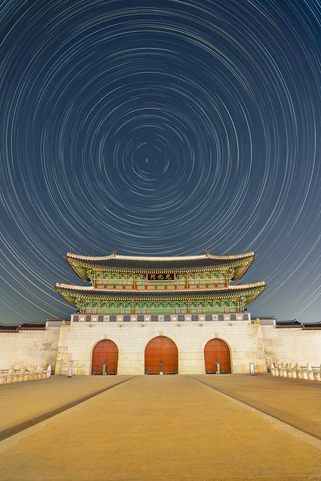 조동제 씨가 촬영한 '그때도 지금도 빛나는'. 서울의 도심속에서 조선의 역사를 간직한 광화문과 변함없이 밤하늘을 비추고 있는 별들을 촬영해 과거와 현재를 동시에 표현한 작품이다. 천문연 제공