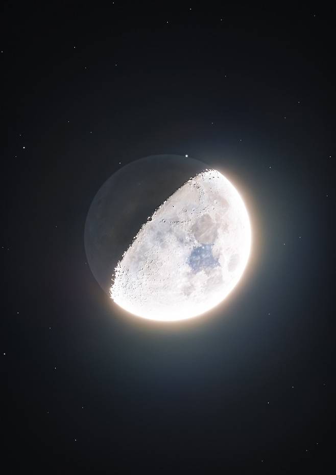 이영범 씨의 '시공간을 뛰어넘는 만남'. 달과 별이 만나는 순간을 함께 촬영하고 싶어 달과 염소자리의 33번째 항성 염소 33을 담았다. 염소 33은 지구와는 약 239광년 떨어져 있어 239년 전의 빛과 약 1초 전 달에서 출발한 빛이 지구의 하늘에서 만난 모습을 표현했다. 천문연 제공