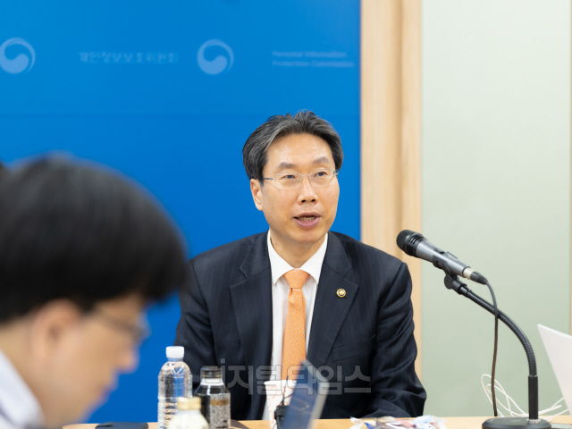 최장혁 개인정보위 부위원장이 22일 서울정부청사에서 열린 백브리핑에서 중국 출장 성과를 얘기하고 있다. 개인정보위 제공