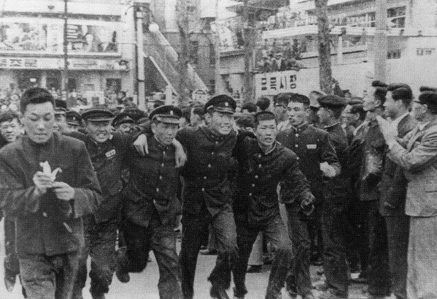 1960년 4·19혁명을 촉발시킨 고등학생들의 시위 장면. 한겨레 자료사진