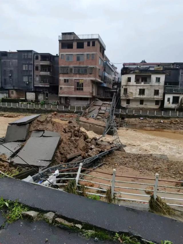 22일 중국 남부 광둥성의 한 다리가 수일간 지속된 폭우로 붕괴되고 있다. 광둥=로이터 연합뉴스