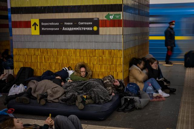 우크라이나 수도 키이우 시민들이 지난 2월 러시아군의 공습을 피하기 위해 지하철 역사로 대피해 쪽잠을 자고 있다. 키예프=AP 연합뉴스