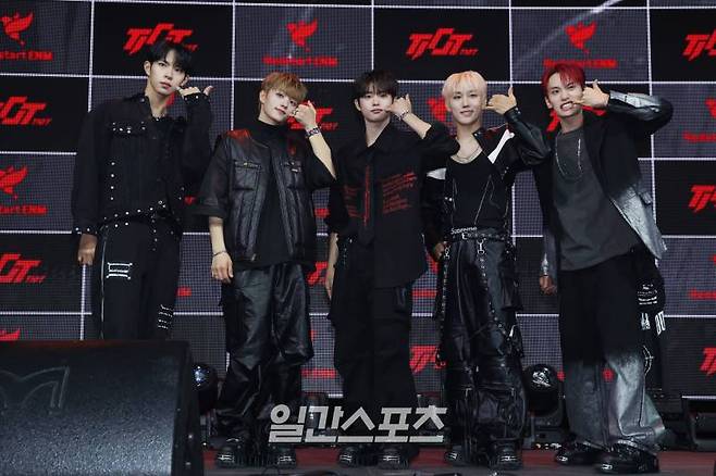 그룹 티아이오티 홍건희, 최우진, 신에찬, 김민성, 금준현이 22일 오후 서울 마포구 신한카드 SOL 페이 스퀘어 라이브홀에서 열린 데뷔앨범 '킥-스타트' 발매 기념 쇼케이스에 참석해 포즈를 취하고 있다.타이틀곡 '락 땡'은 소울 앤 힙합 장르의 곡.서병수 기자 qudtn@edaily.co.kr /2024.04.22/