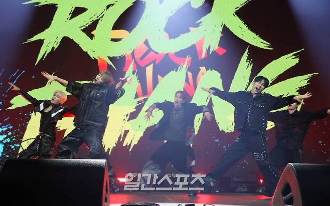 그룹 티아이오티 홍건희, 최우진, 신에찬, 김민성, 금준현이 22일 오후 서울 마포구 신한카드 SOL 페이 스퀘어 라이브홀에서 열린 데뷔앨범 '킥-스타트' 발매 기념 쇼케이스에 참석해 타이틀곡 무대를 선보이고 있다. 타이틀곡 '락 땡'은 소울 앤 힙합 장르의 곡. 서병수 기자 qudtn@edaily.co.kr /2024.04.22/