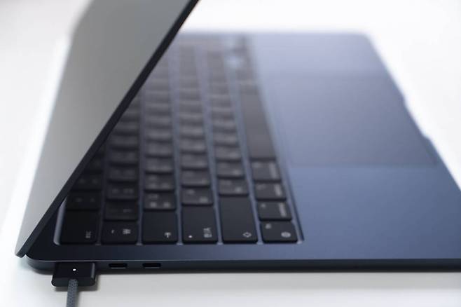 인터페이스는 맥세이프3, 썬더볼트 3 / USB 4 2개, 3.5mm 오디오 단자가 전부다 / 출처=IT동아