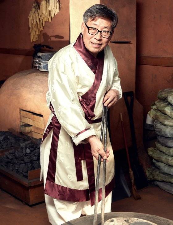 임인호 활자장이 청주시금속활자전수교육관에서 소중 학생기자단에게 주물사주조법으로 금속활자를 만드는 법을 시연했다.