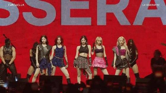 실력 논란에 휩싸인 그룹 르세라핌(LE SSERAFIM)이 20일(이하 현지시간) 코첼라 2회차 무대를 꾸미고 있다. 사진 코첼라 유튜브 캡처