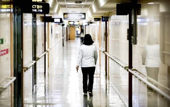 의대 증원을 놓고 의정갈등이 이어지는 가운데 21일 서울의 한 병원에서 의료진이 이동하고 있다. 뉴스1