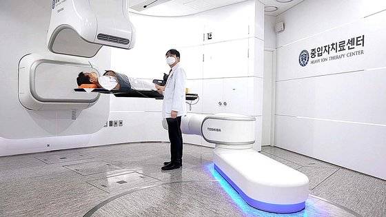 국내 최초로 도입된 연세의료원 중입자 치료기로 첫 치료 대상은 전립선암 환자다. 연세의료원은 앞으로 적용 대상 암종을 차츰 넓혀나갈 계획이다. 중앙포토. 사진 연세의료원