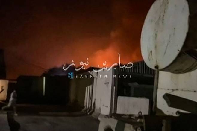 지난 20일(현지시간)  이라크 바빌론에 있는 군 기지에서 폭발 사고가 일어나 불과 연기가 치솟고 있다. AFP연합뉴스