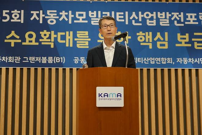 한국자동차모빌리티산업협회·자동차모빌리티산업연합회 강남훈 회장이 22일 서초구 자동차회관에서 ‘전기차 수요 확대를 위한 핵심 보급전략’을 주제로 열린 제35회 자동차산업발전포럼에서 인사말을 하고 있다. 한국자동차모빌리티산업협회 제공