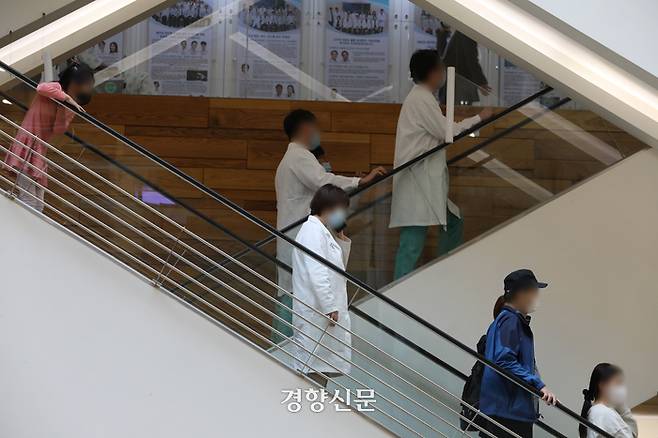 지난 17일 서울의 한 대형병원에서 의료진과 내원객들이 에스컬레이터를 타고 이동하고 있다. 정효진 기자