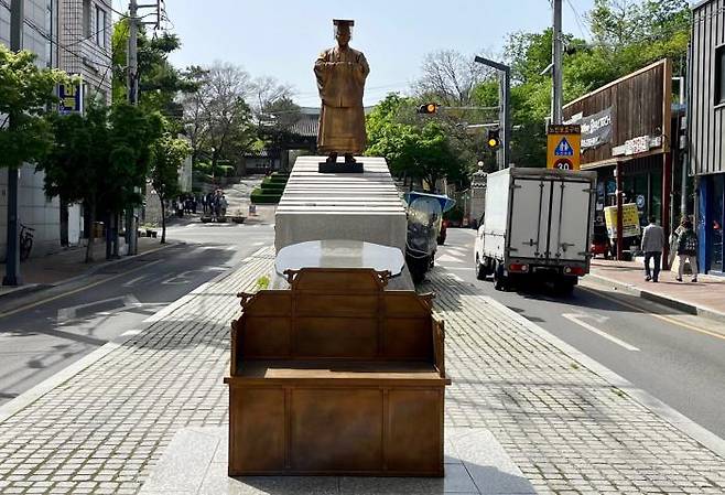 A statue of King Sunjong dressed in his royal robes stands on the Eogae-gil of Emperor Sunjong near Dalseong Park in Jung-gu, Daegu, on Nov. 18.