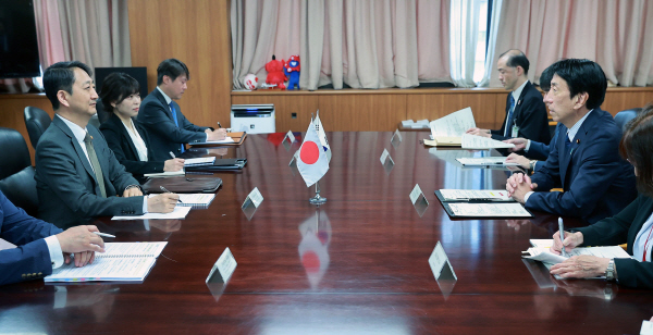 안덕근(왼쪽 첫 번째) 산업통상자원부 장관이 22일 일본 경제산업성 접견실에서 사이토 겐 일본 경제산업성 대신(장관)과 면담을 하고 있다. 산업부 제공