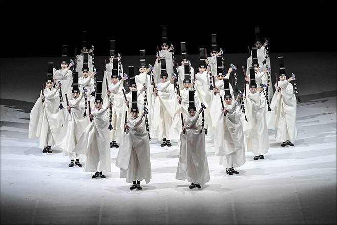 Dancers of the Seoul Metropolitan Dance Theatre dance "Ilmu." (Sejong Center for the Performing Arts)