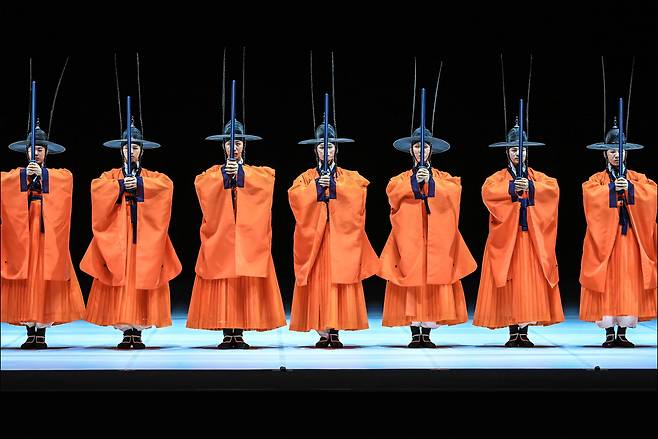Dancers of the Seoul Metropolitan Dance Theatre dance "Ilmu." (Sejong Center for the Performing Arts)