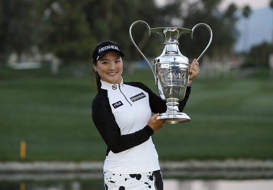 Ryu So-yeon holds the trophy after winning the LPGA Tour's ANA Inspiration at Mission Hills Country Club in Rancho Mirage, California on April 2, 2017. [AP/YONHAP]