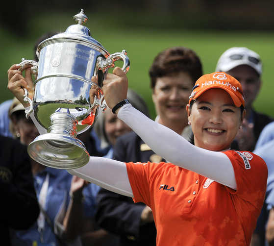 Korea's Ryu So-yeon holds up the championship trophy after winning the U.S. Women's Open at the Broadmoor Golf Club on July 11, 2011 in Colorado Springs, Colo. [AP/YONHAP]