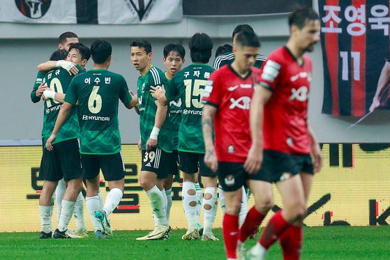 Jeonbuk Hyundai Motors players, in green, celebrate during a K League 1 match against FC Seoul at Seoul World Cup Stadium in western Seoul on Saturday. [NEWS1]