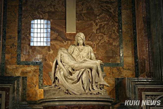 미켈란젤로, 피에타, 1498~1499, 대리석, 195x174cm, 성 베드로 성당, 위키백과 