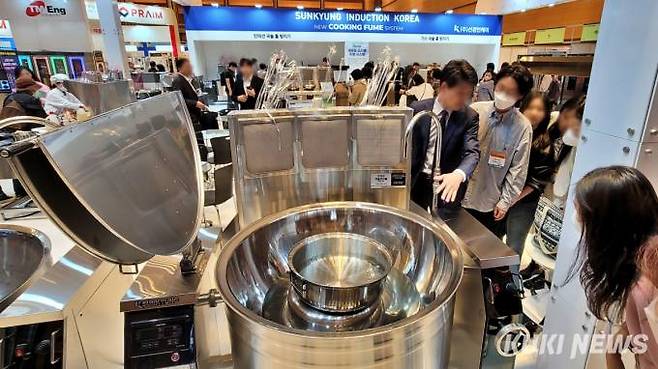 고온에서 기름을 이용한 조리 시 발생하는 발암물질을 배출하기 위한 설비. 사진=김건주 기자&nbsp;