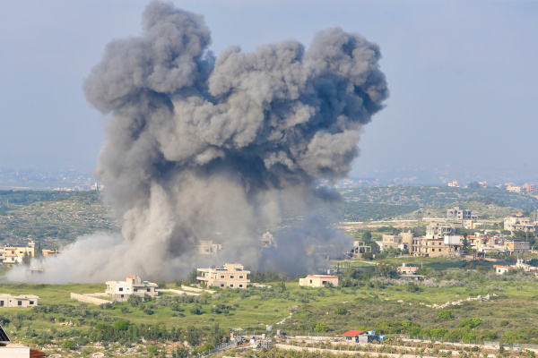 지난 15일(현지시간) 이스라엘 공습으로 폭격당한 레바논 마즈달 조운에서 연기가 피어오르는 모습. 연합뉴스