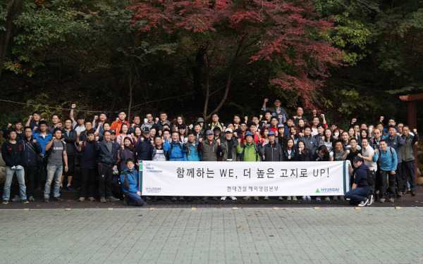 권오식 보국에너텍 부회장은 현대건설이 해외 건설 누적 수주액 1000억 달러 달성할 당시 해외 영업의 수장으로 있었다. 사진은 2013년 현대건설 해외영업본부 단합대회 모습.