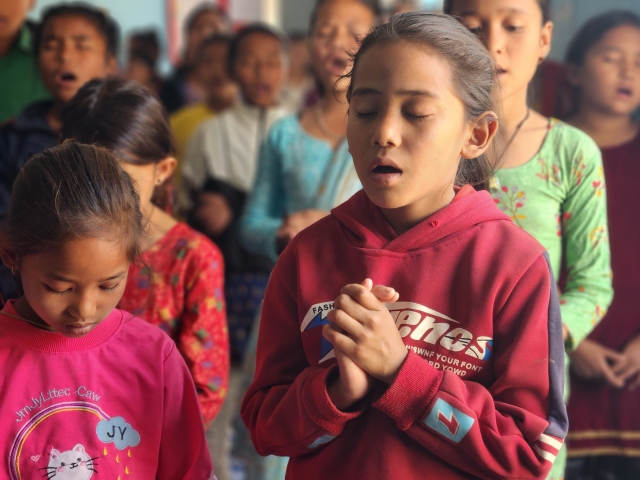 발딸센터 아이들이 지난 10일(현지시간) 네팔 마카완푸르 발딸센터 교육관에서 기도하고 있다.