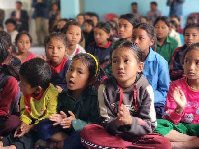 발딸센터 교육관에 앉아 예배를 드리고 있는 아이들 모습.