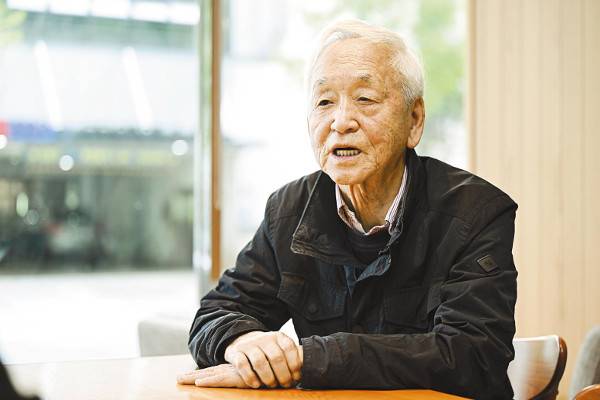 박목월 시인의 장남 박동규 서울대 명예교수가 18일 경기도 성남의 한 카페에서 부친의 신앙시에 대해 설명하고 있다. 성남=신석현 포토그래퍼