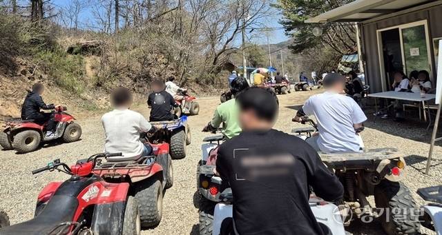 경기지역 곳곳에서 운영 중인 사륜오토바이(ATV) 체험장이 안전규정 없이 운영되고 있어 이용객들이 사고 위험에 노출돼 있다. 사진은 지난 주말 양평군 한 ATV 체험장에서 안전모를 착용하지 않은 이용객들. 이건혁기자