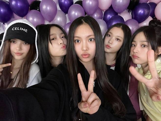 국내 1위 가요기획사 하이브가 K팝 간판 걸그룹 뉴진스의 소속사 산하 레이블 어도어 경영진에 대한 감사를 전격 착수했다. [사진출처 = 뉴진스 인스타그램]