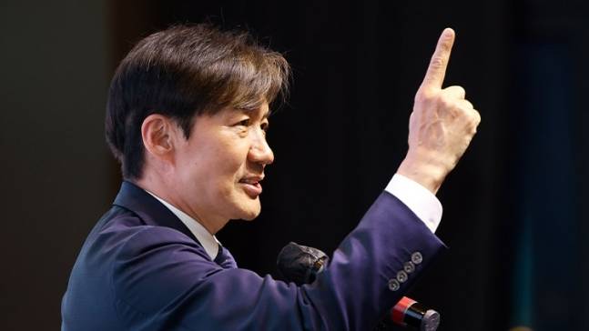 조국 조국혁신당 대표가 22일 전북 전주시 완산구 그랜드힐스턴호텔에서 열린 ‘총선 승리 보고대회’에서 발언하고 있다. [사진출처 = 연합뉴스]