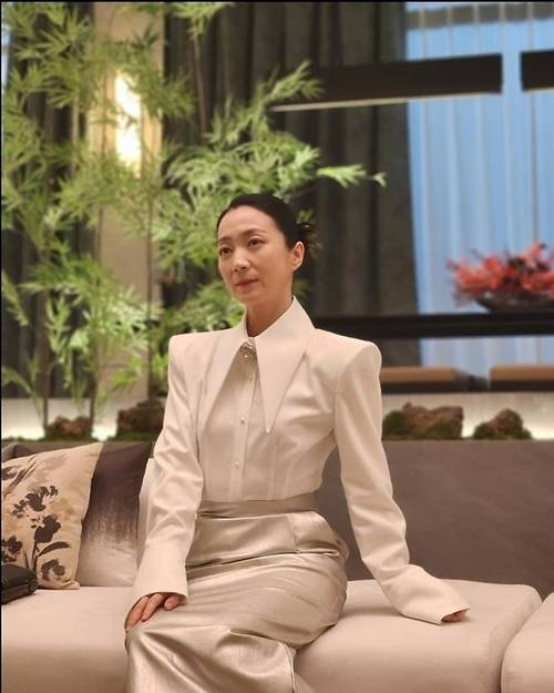 배우 김주령이 지난 20일 자신의 개인 채널에 여러 장의 사진을 게재했다./사진=김주령 SNS