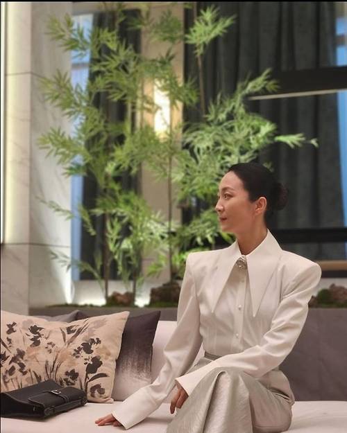 배우 김주령이 지난 20일 자신의 개인 채널에 여러 장의 사진을 게재했다./사진=김주령 SNS