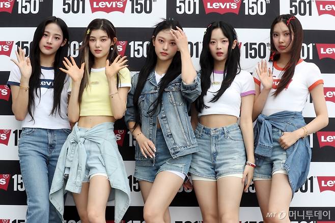 그룹 뉴진스(NewJeans) 해린, 하니, 민지, 다니엘, 혜인이 20일 오후 서울 반포구 서울웨이브아트센터에서 열린 '리바이스 150주년 기념이벤트'에 참석해 포즈를 취하고 있다. 2023.04.20