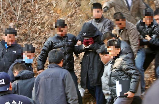 강호순은 2005년 10월부터 2008년 12월까지 범행을 저질렀다. 사진은 지난 2009년 2월1일 현장검증에 나선 강호순이 경기 화성 비봉면 야산에서 암매장 장면을 재연하는 모습. /사진=머니투데이