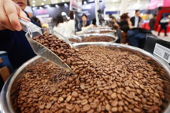 서울 강남구 코엑스에서 열린 2024 서울커피엑스포에서 참관객들이 전시장을 둘러보고 있다. 사진은 기사 내용과 무관. [연합]