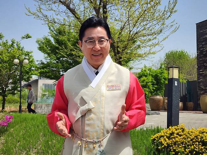 충무공 정신과 현대적 디자인을 품은 아산 한복을 박경귀 아산시장이 소개하고 있다.