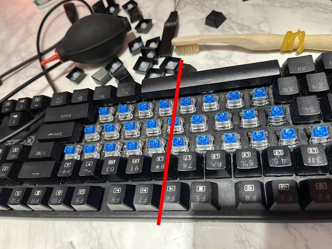 먼지가 잔뜩 쌓여있던 기계식 청축 유선 키보드. 칫솔로 솔질 전(왼쪽)과 후가 확연히 다르다. 주소현 기자