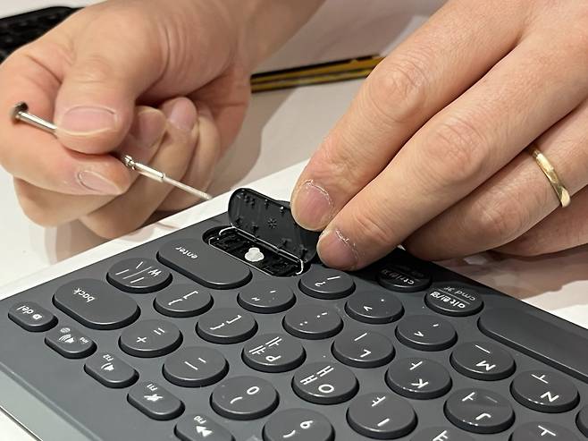 지난 20일 사단법인 다시입다연구소 주최로 서울 성동구 언더스탠드에비뉴에서 열린 ‘키보드 수리와 세척 워크숍’. 주소현 기자