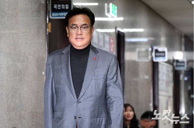 국민의힘 정진석 의원이 14일 오전 국회 원내대표실에서 열린 중진의원 연석회의에 참석하고 있다. 황진환 기자