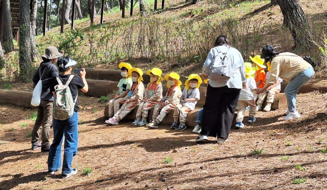 ▲가족과 함께하는 '창녕 남산공원 유아숲체험' 모습.ⓒ창녕군