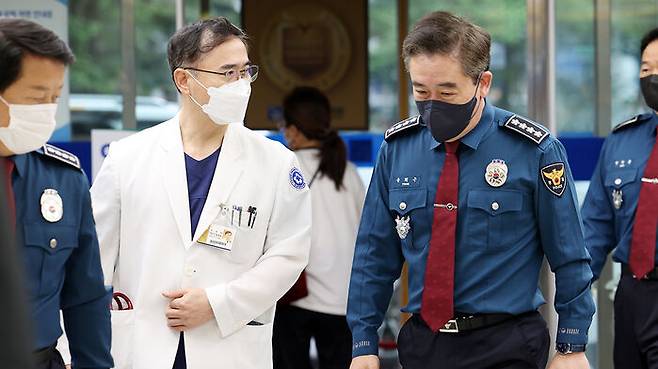 피의자 흉기에 다친 경찰관 병문안 온 윤희근 청장