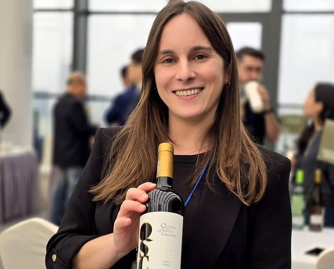 Quinta de Santa Christina 알바리뉴 와인을 소개하는 매니저 Catrina Clemente. 최현태 기자