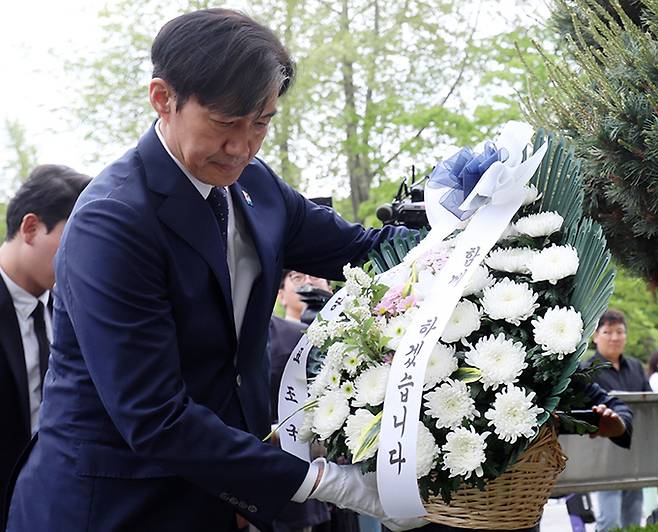 조국혁신당 조국 대표가 22일 전북자치도 익산시 원광대학교 창의공대앞에 마련된 故채수근 상병 추모비를 찾아 참배를 하고 있다. 익산=뉴스1