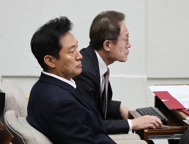오세훈 서울시장과 조희연 서울시교육감이 22일 서울 종로구 서울시의회에서 열린 제323회 시의회 임시회 2차 본회의 시정질문에 참석하고 있다.    연합뉴스