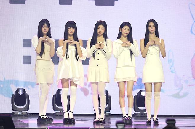 신인 그룹 아일릿이 지난 3월 25일 서울 용산구 한남동 블루스퀘어에서 열린 데뷔 쇼케이스에서 포즈를 취하고 있다. 연합뉴스
